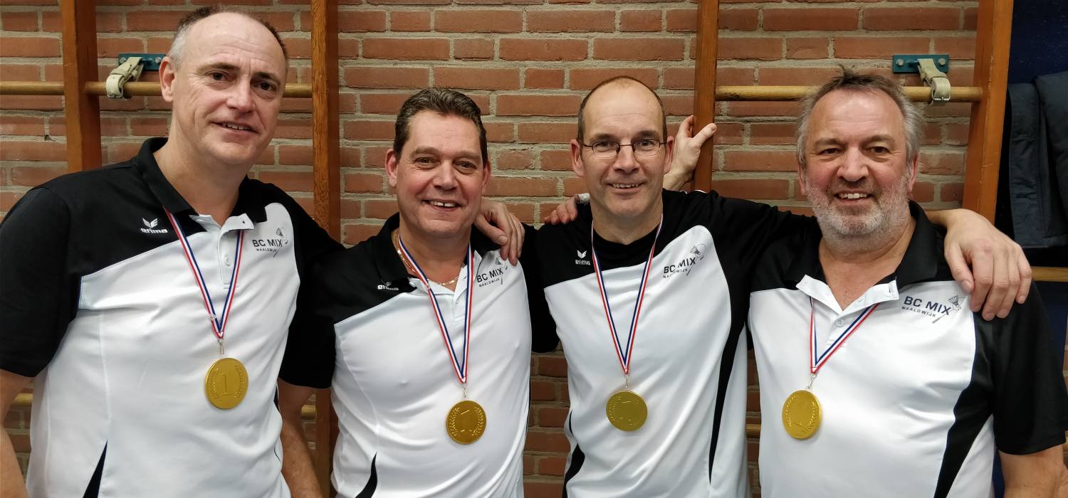 Herenteam met de kampioensmedailles (van chocolade).