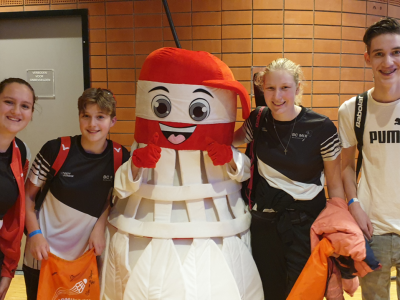 Op de foto met de mascotte van de Dutch Open.